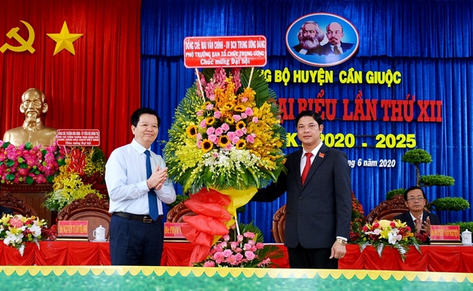 Đảng bộ huyện Cần Giuộc là đơn vị duy nhất được Ban Thường vụ Tỉnh ủy Long An chọn tổ chức đại hội điểm cấp huyện để rút kinh nghiệm chung cho các đảng bộ của tỉnh.